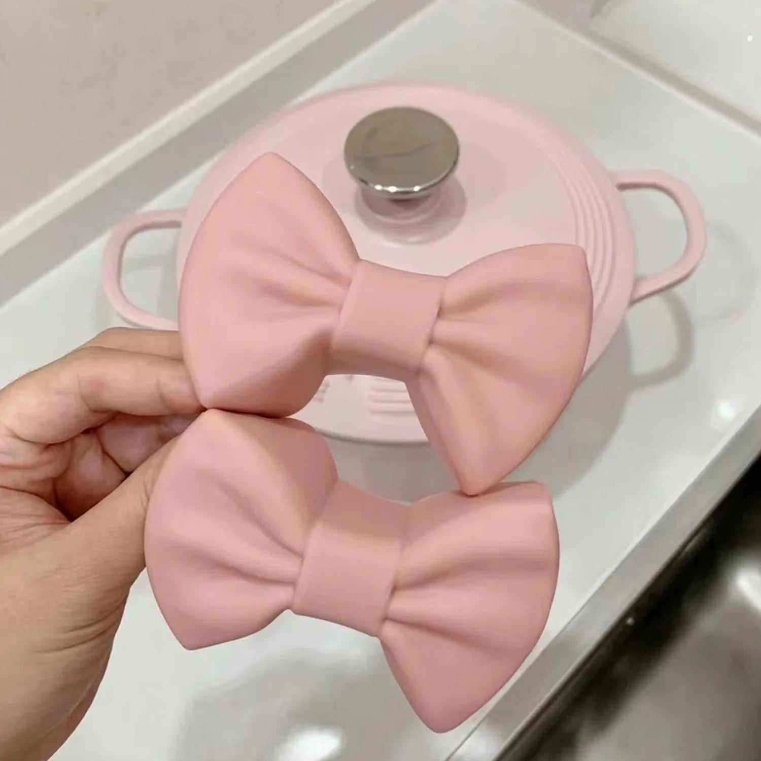 2pcs Silicone Oven Mitts Creative Bow Shape Oven Gloves Heat Resistant Holders For Cooking Mini Oven Gloves Kitchen Tool - Thrifty Delights