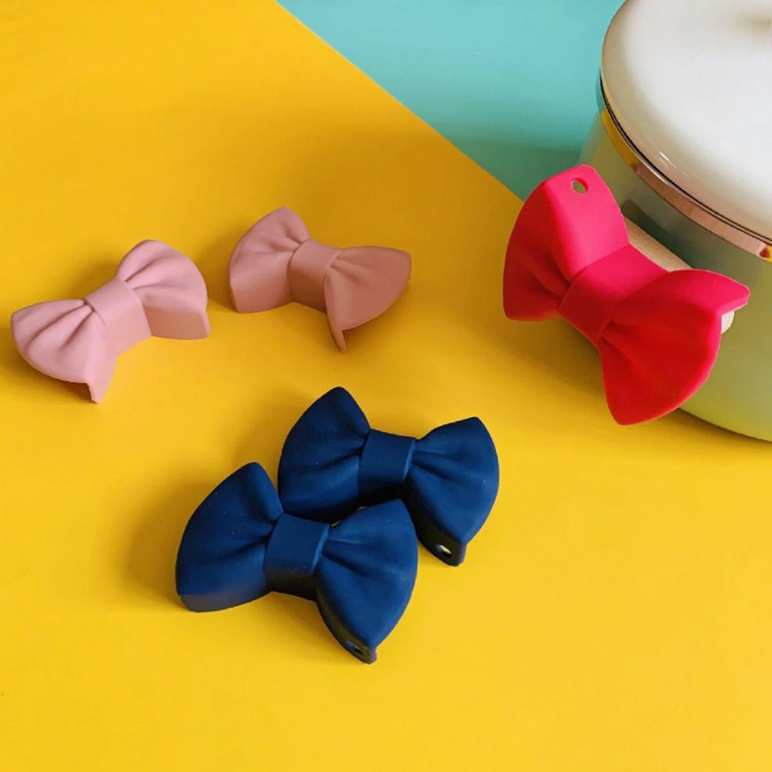 2pcs Silicone Oven Mitts Creative Bow Shape Oven Gloves Heat Resistant Holders For Cooking Mini Oven Gloves Kitchen Tool - Thrifty Delights
